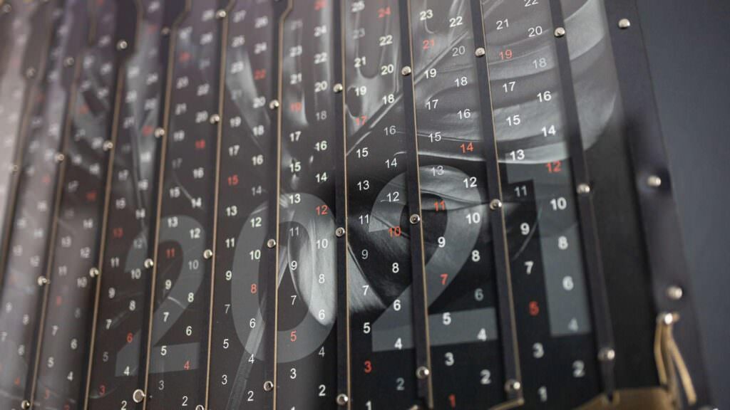 Kalendarz ciemne listki