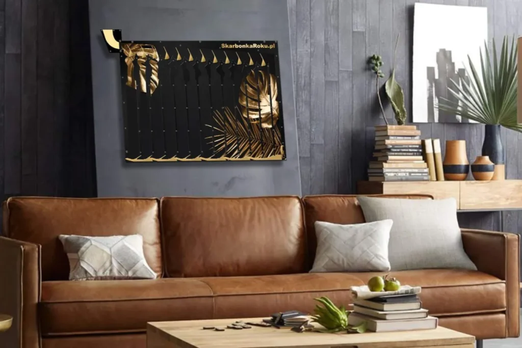 skarbonka ścienna ze złotymi liśćmi w salonie