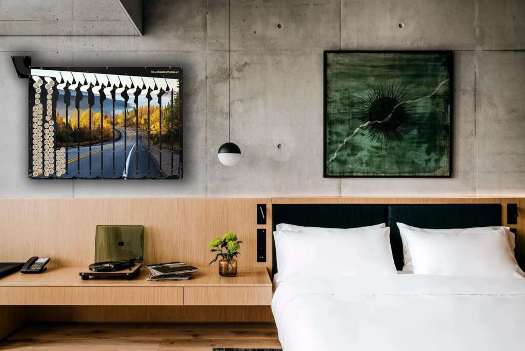 wnętrze sypialni ze skarbonką na ścianie